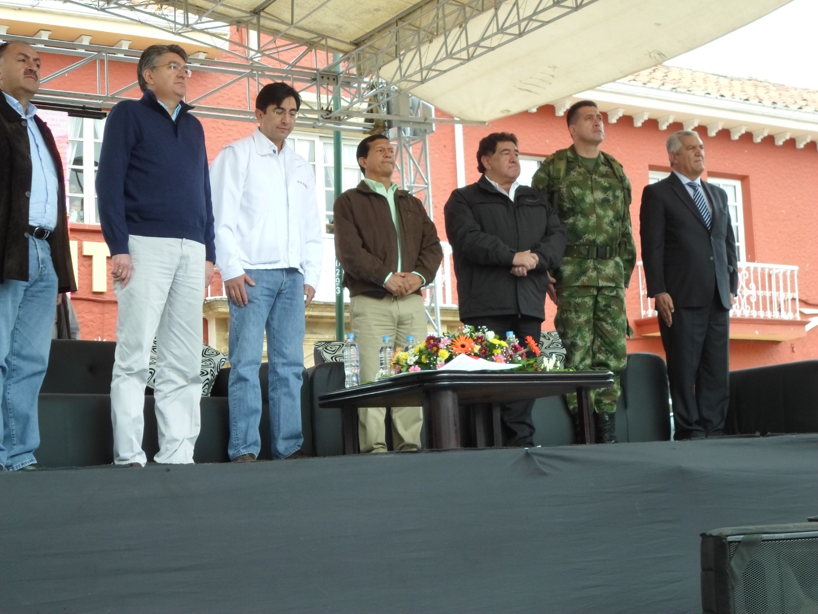 El coronel Pedro Nel Buitrago Avella junto a autoridades civiles durante un acto protocolario en la plaza de un municipio