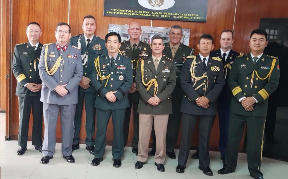 Agregados militares de distintos países reunidos en la Dirección de Relaciones Internacionales del Ejército