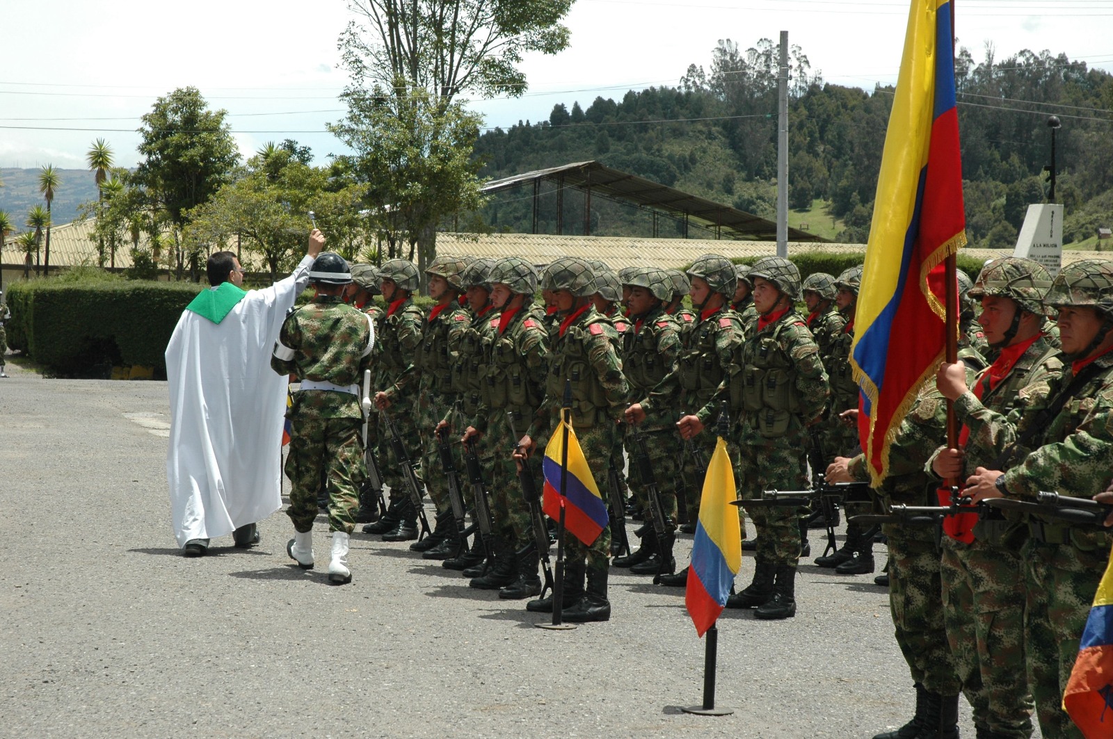 Bendición de las tropas del Ejército Nacional de Colombia formadas con la bandera nacional