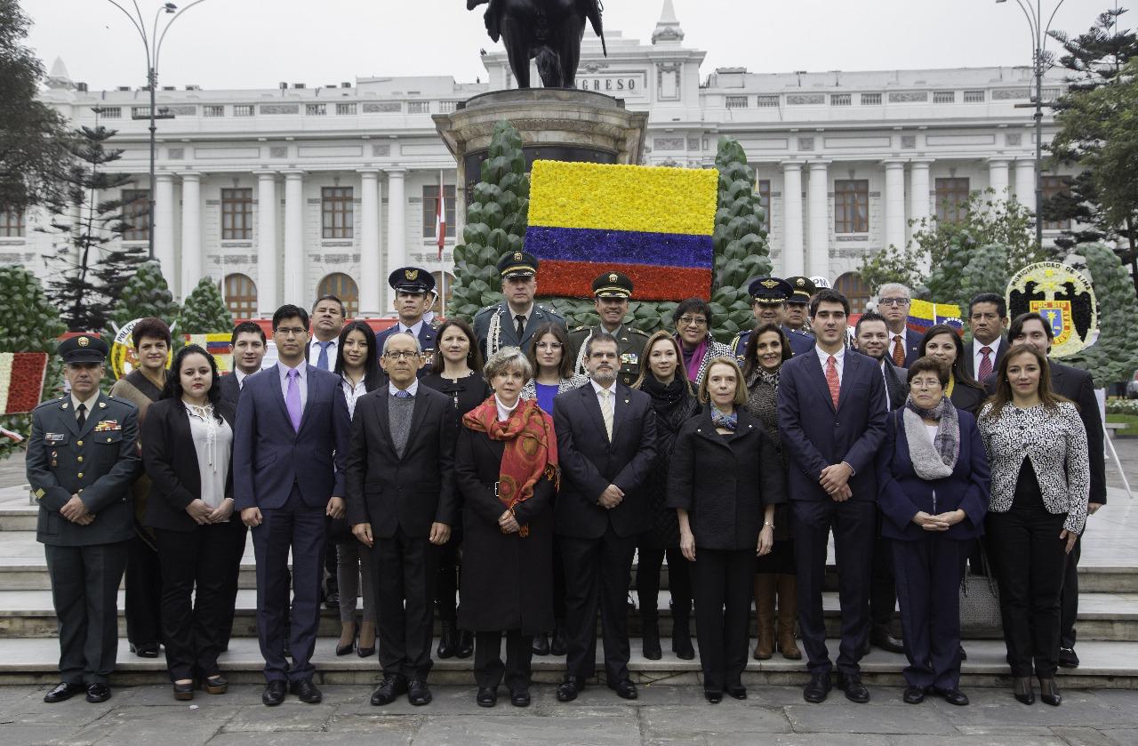 Ceremonia conmemorativa colombiana en la Plaza Bolívar de Lima, frente al Congreso de la República del Perú