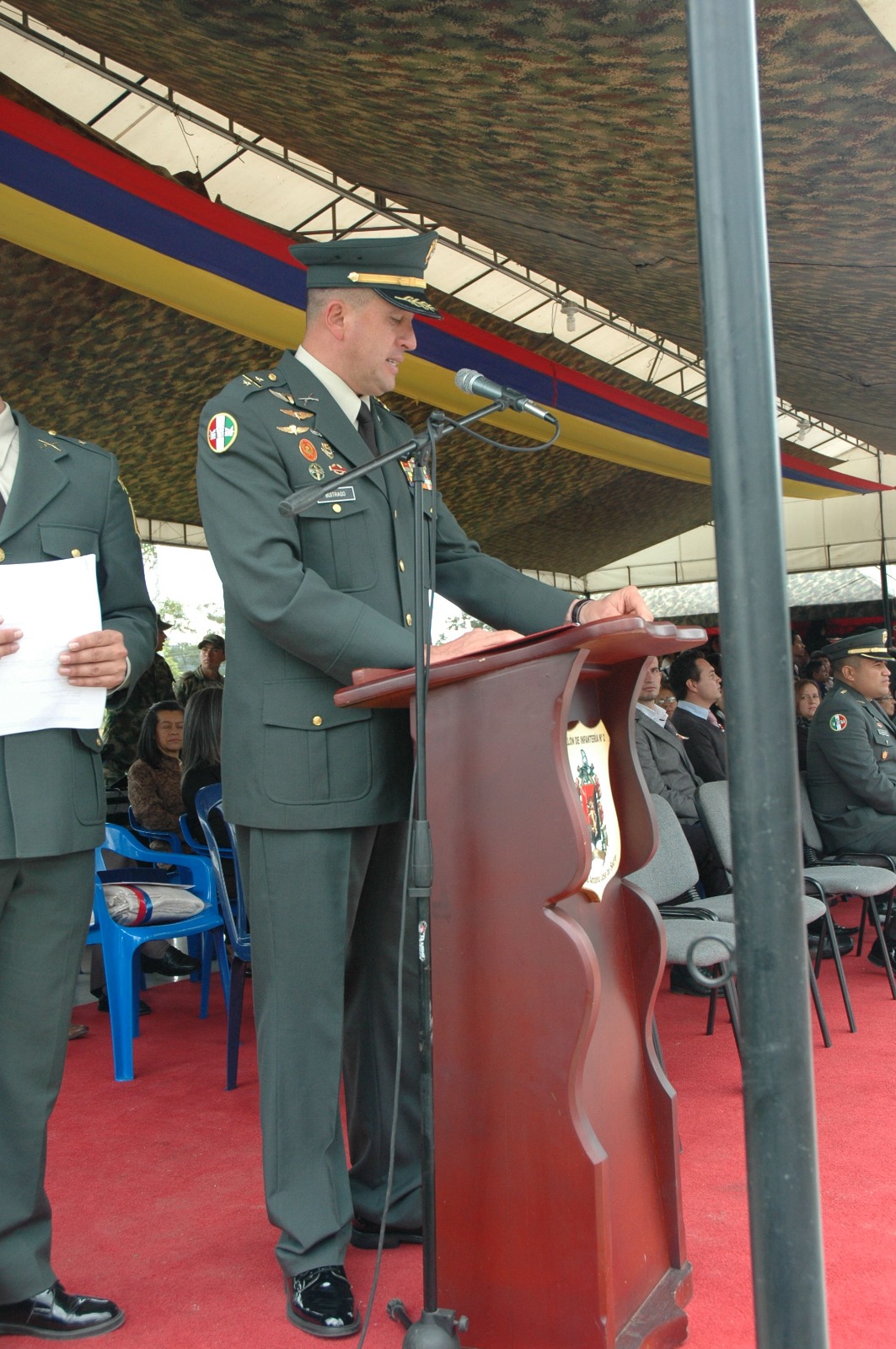 Discurso en uniforme de gala durante una ceremonia del Batallón de Infantería No. 2