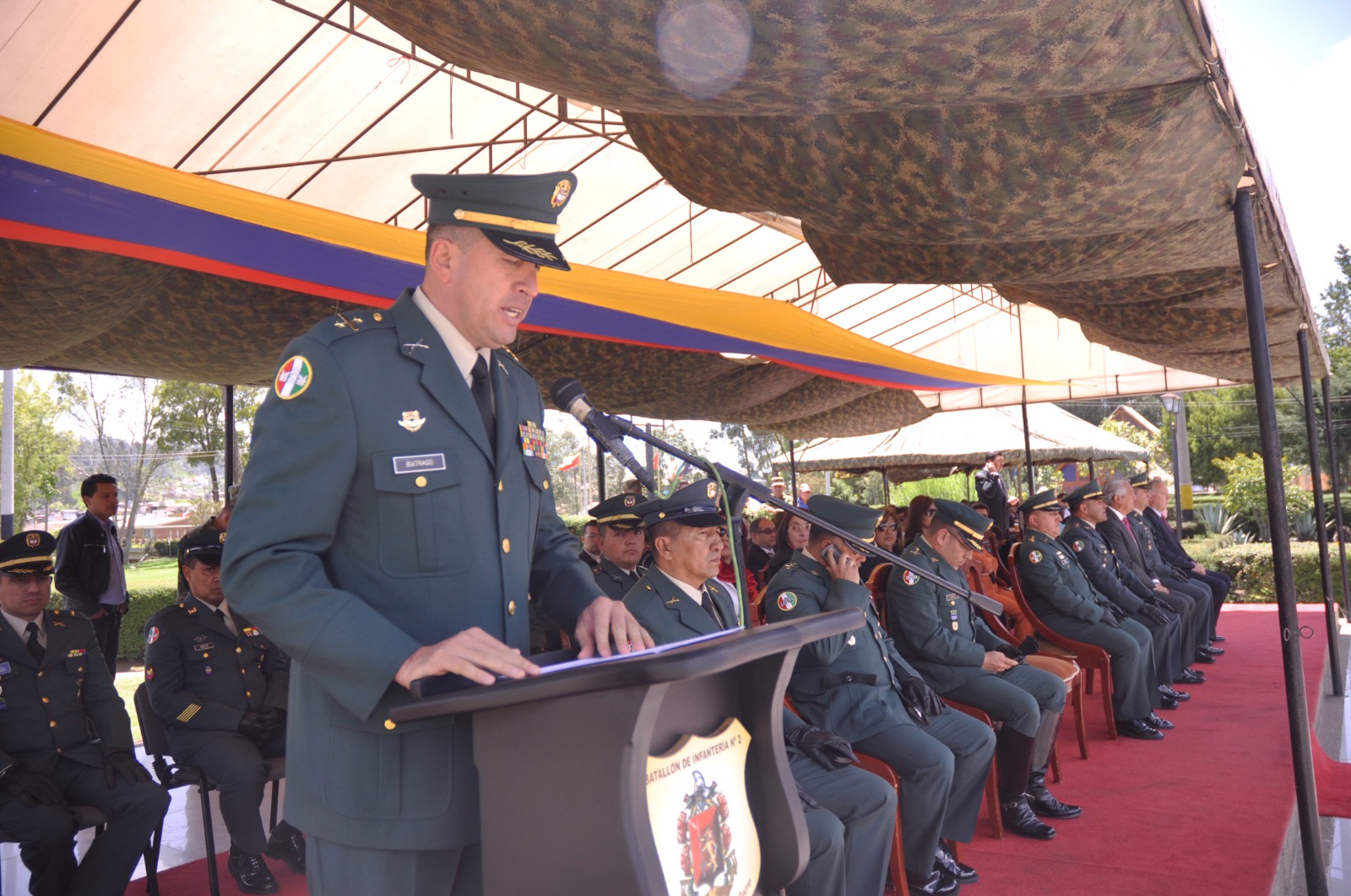 El coronel Pedro Nel Buitrago Avella pronuncia un discurso en uniforme de gala desde el atril del Batallón de Infantería No. 2