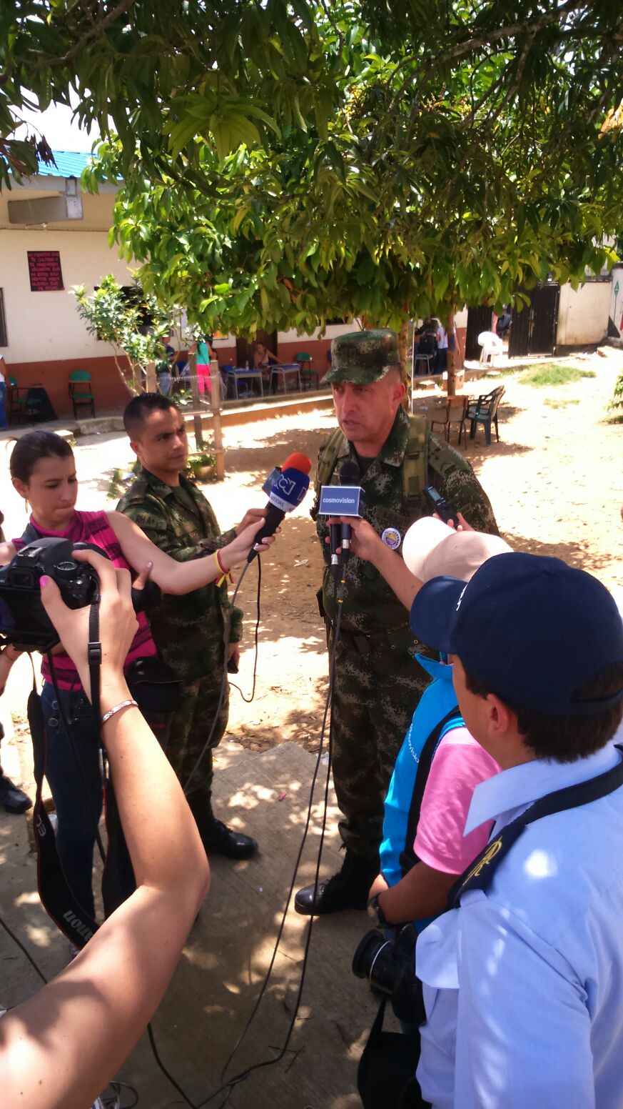 El coronel Pedro Nel Buitrago Avella concede una entrevista a medios durante una jornada de prensa en zona rural