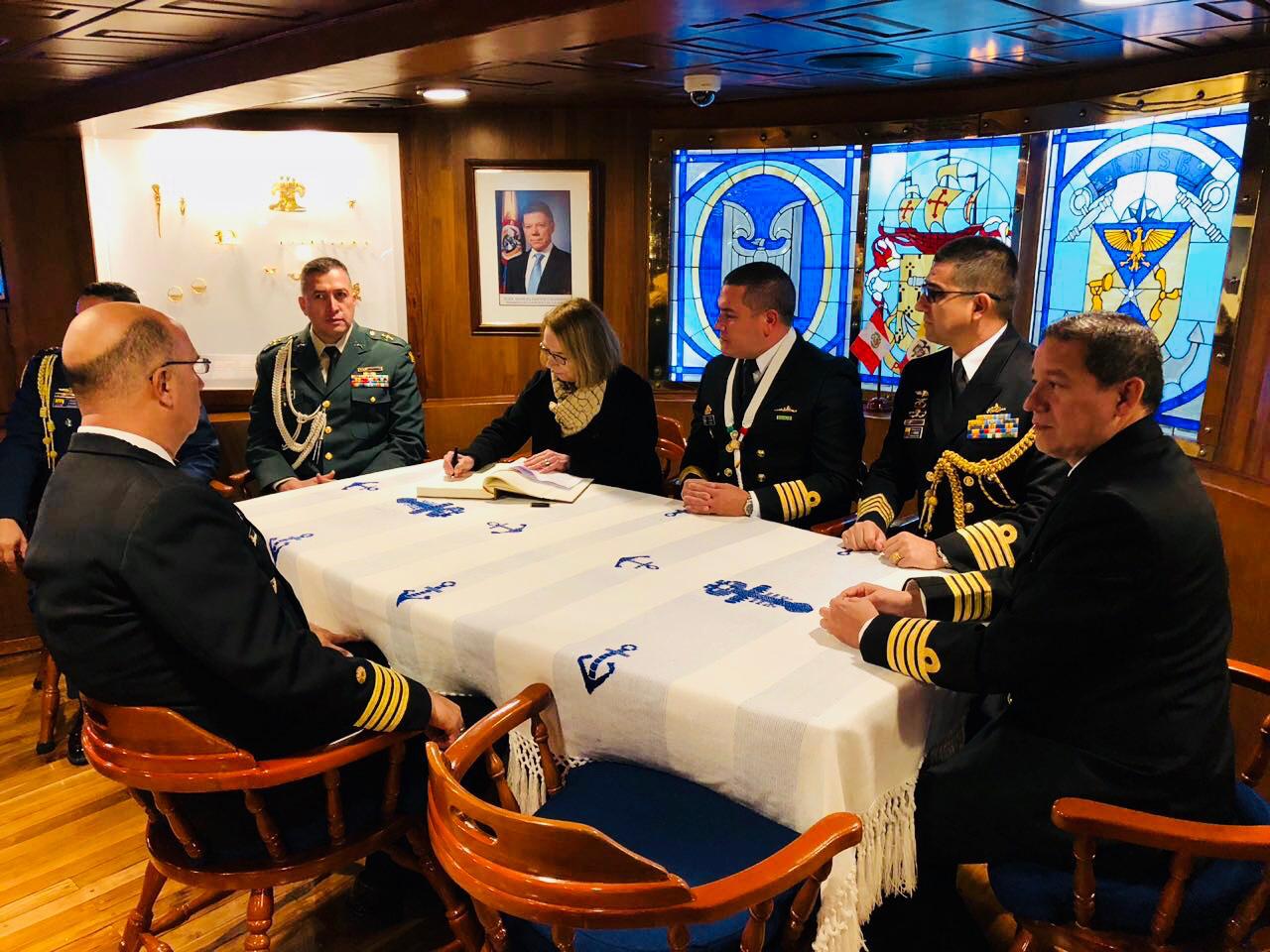 Firma del libro de honor a bordo de un buque de la Armada, con participación del coronel Pedro Nel Buitrago Avella