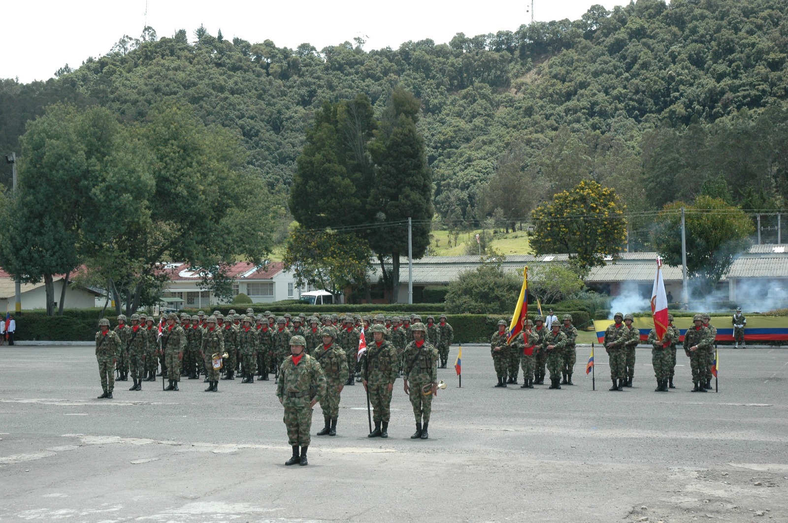 Tropas del Ejército Nacional de Colombia formadas con banda de guerra y escuadra de banderas en la plaza de armas