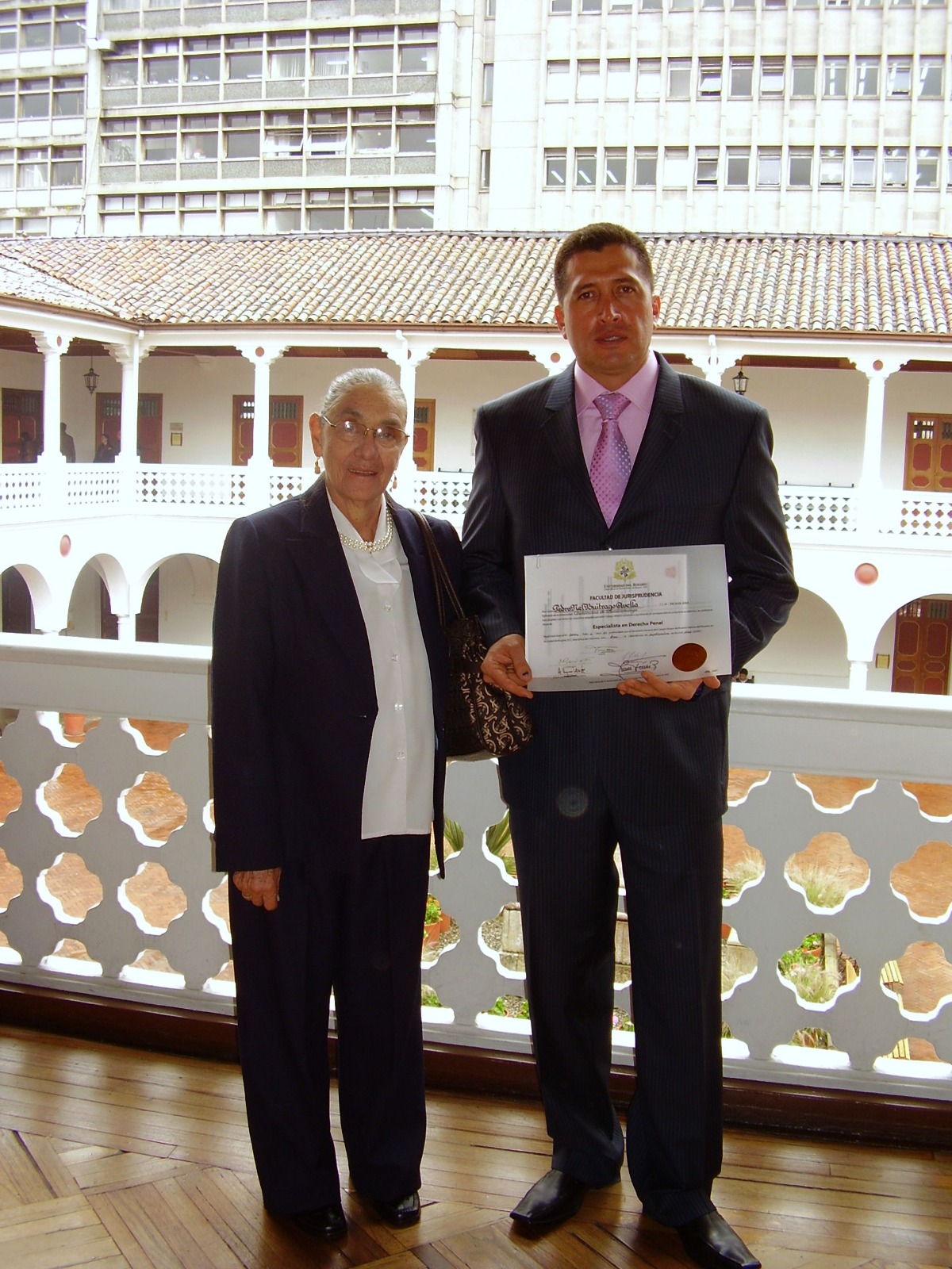 Pedro Nel Buitrago Avella con su diploma de Especialista en Derecho Penal de la Facultad de Jurisprudencia de la Universidad del Rosario