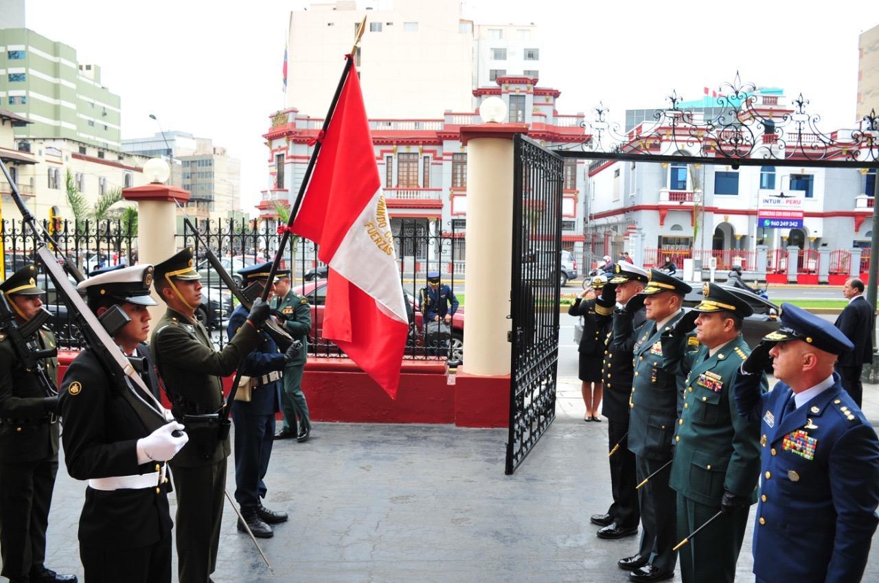Oficiales de las Fuerzas Militares de Colombia rinden honores ante el estandarte del Comando Conjunto de las Fuerzas Armadas del Perú