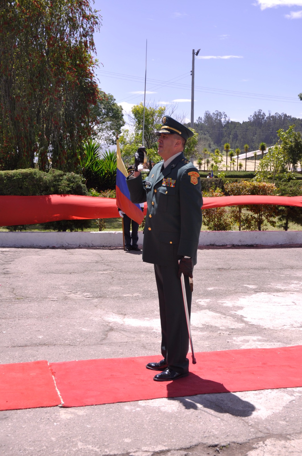 El coronel Pedro Nel Buitrago Avella rinde honores militares en uniforme de gala durante una ceremonia castrense