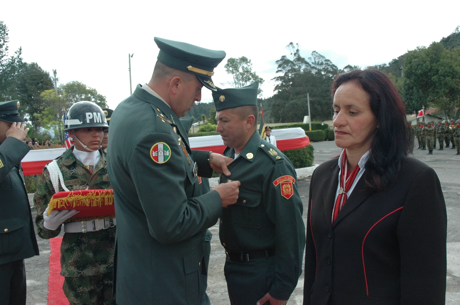 Imposición de una condecoración a un militar del Batallón Sucre durante una ceremonia castrense