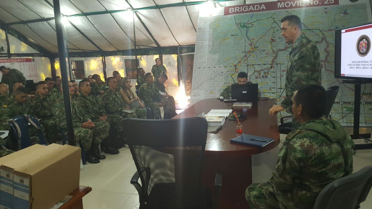 Exposición frente a un mapa operacional durante una inspección a la Brigada Móvil No. 25