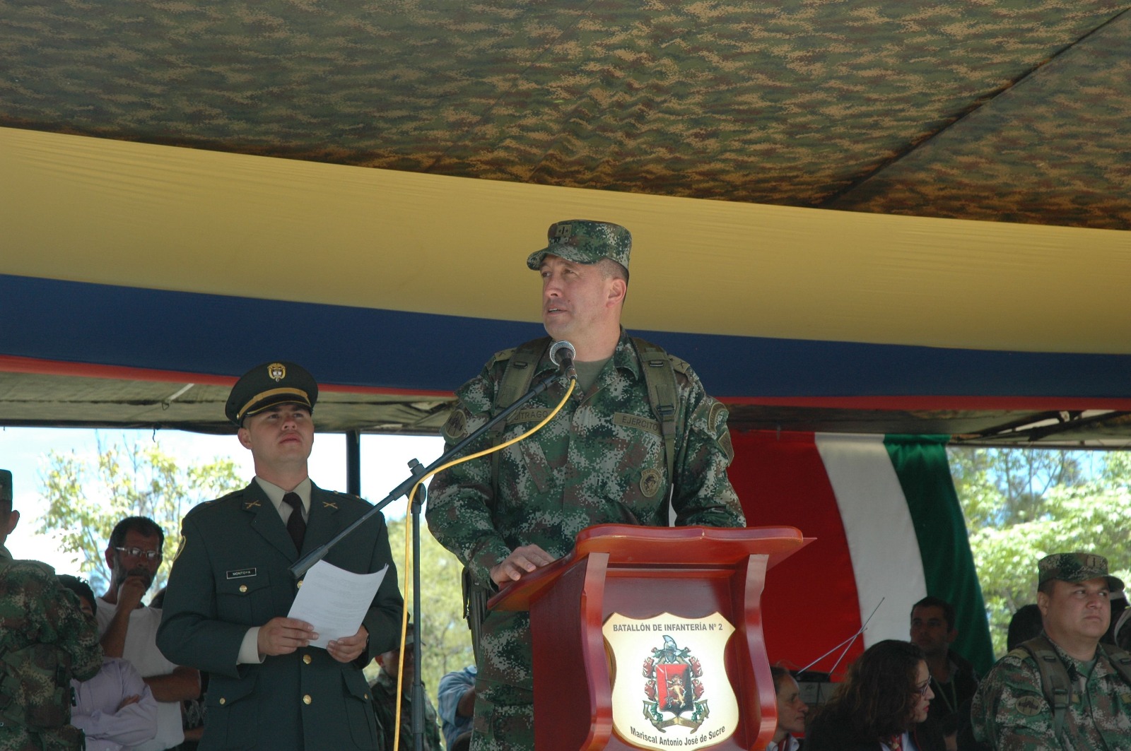 Intervención desde el atril del Batallón de Infantería No. 2 Mariscal Antonio José de Sucre durante una ceremonia militar