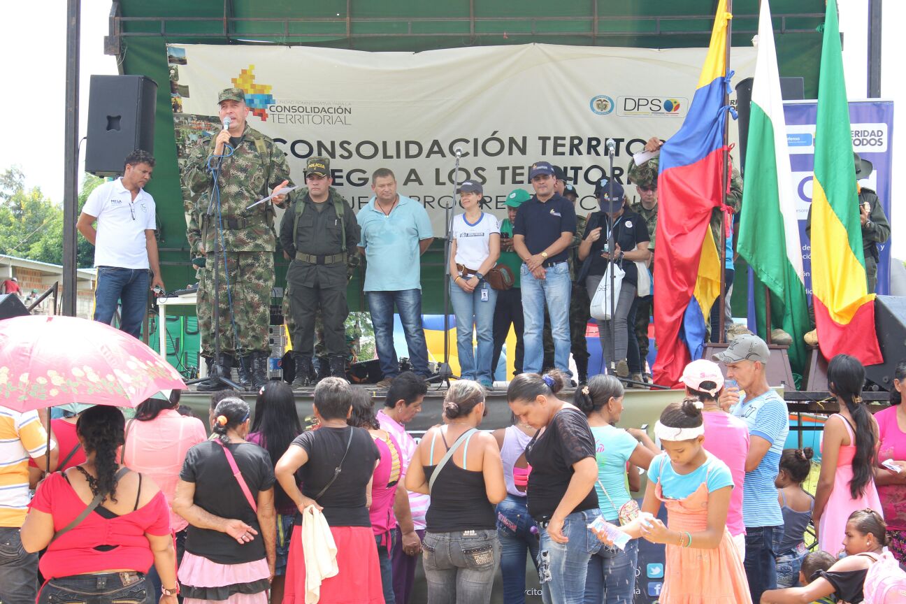 El coronel Pedro Nel Buitrago Avella se dirige a la comunidad durante una jornada de Consolidación Territorial
