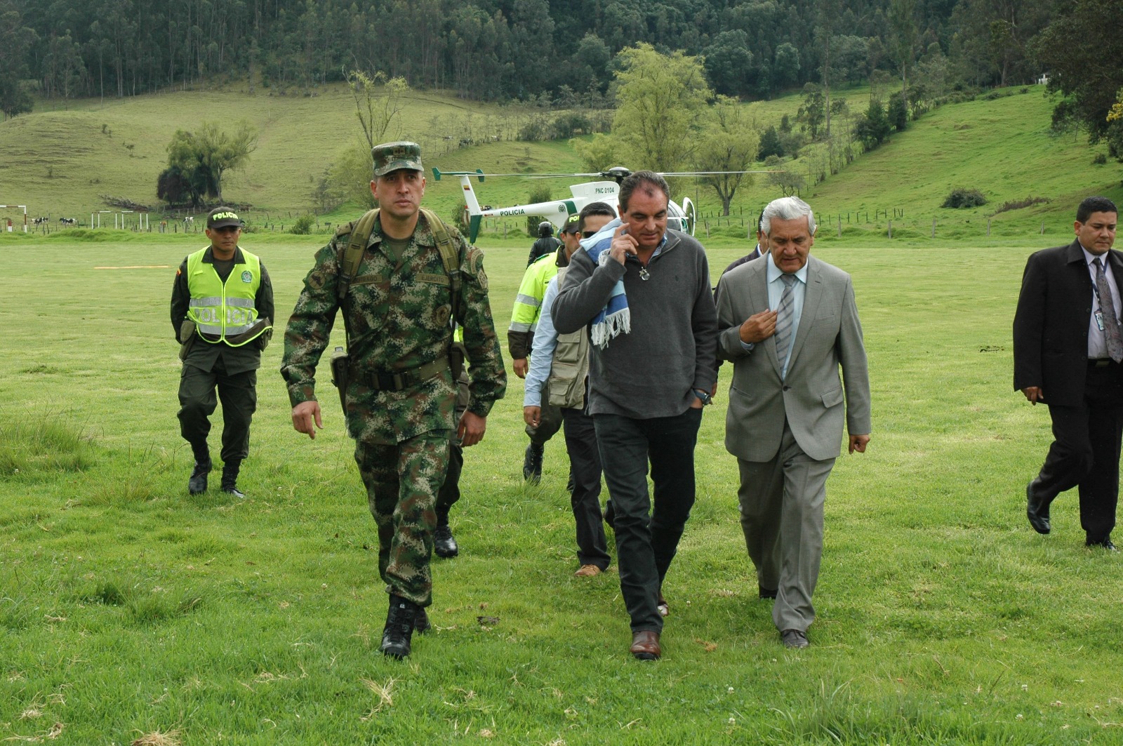 El coronel Pedro Nel Buitrago Avella encabeza el desplazamiento de una comitiva oficial en zona rural