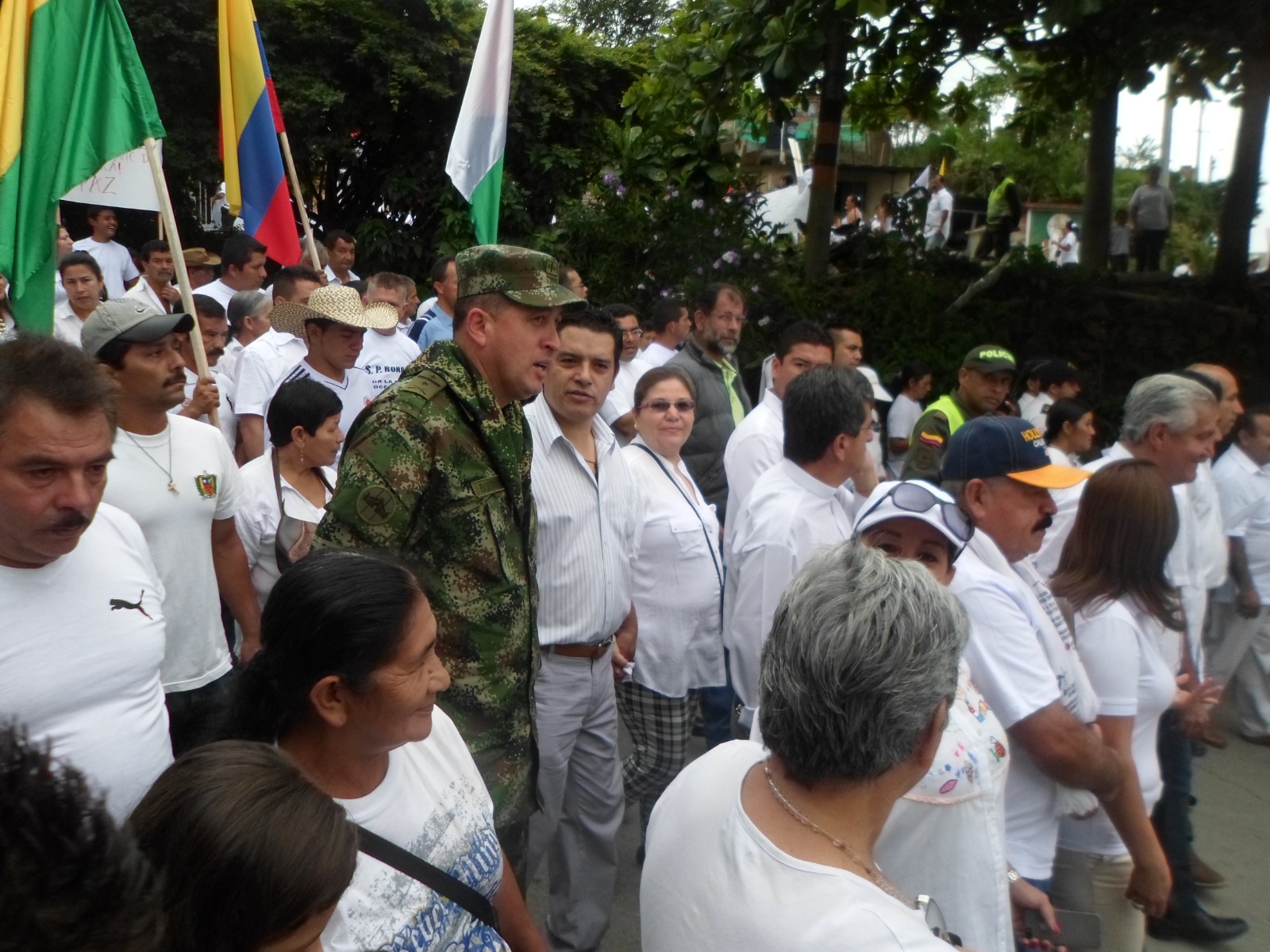 El coronel Pedro Nel Buitrago Avella dialoga con la comunidad durante una marcha ciudadana por la paz