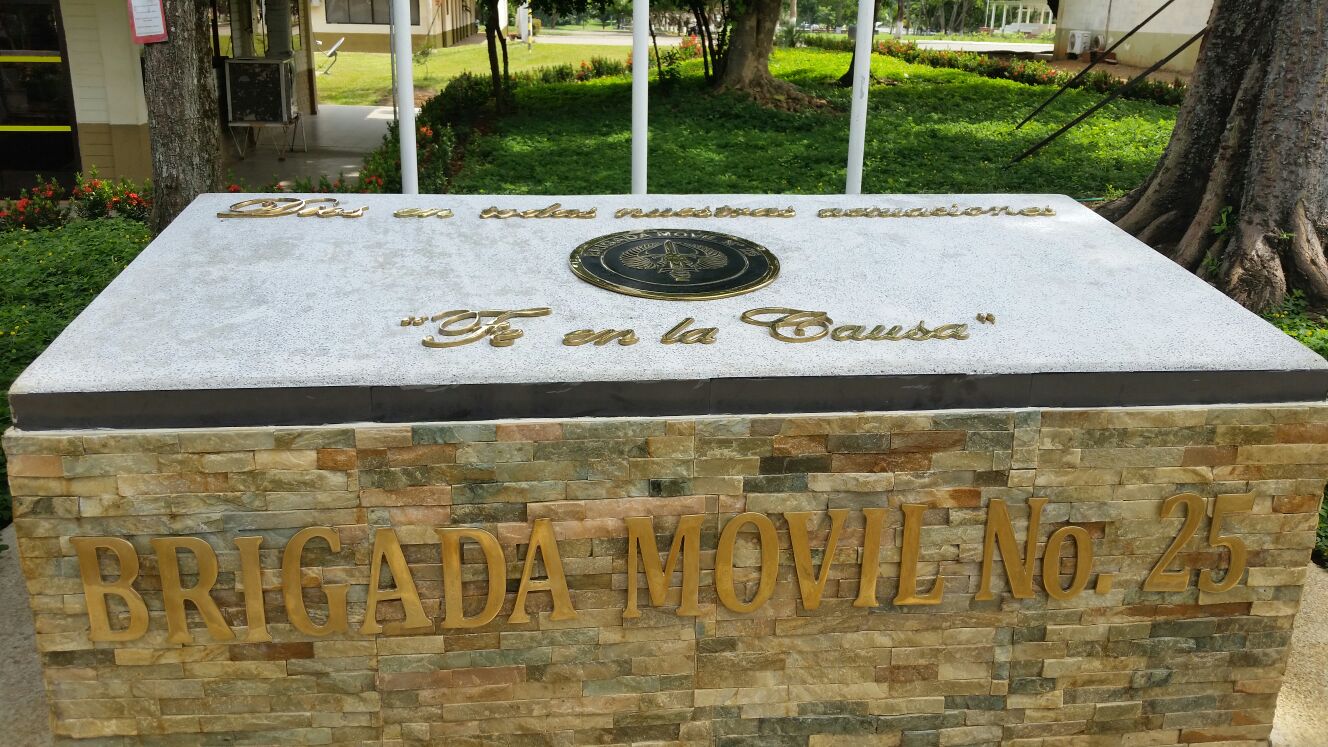 Monumento de la Brigada Móvil No. 25 del Ejército Nacional de Colombia con el lema «Fe en la Causa»