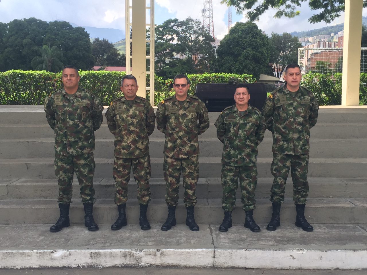 Oficiales del Ejército Nacional de Colombia en las instalaciones de una guarnición militar