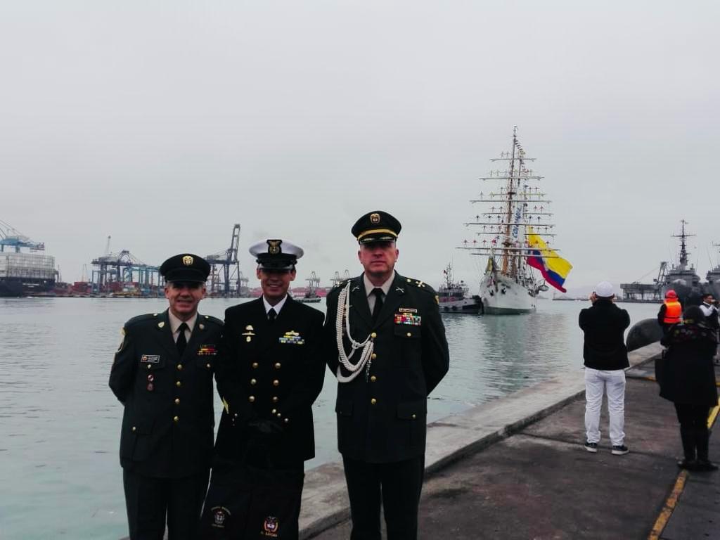 El coronel Pedro Nel Buitrago Avella junto a oficiales en el muelle durante la recepción de un buque escuela con bandera de Colombia