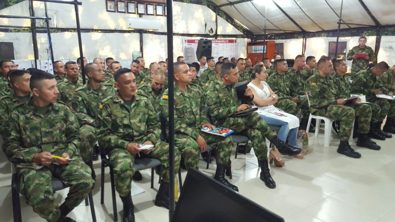 Personal de la Brigada Móvil No. 25 durante una reunión de resultados operacionales