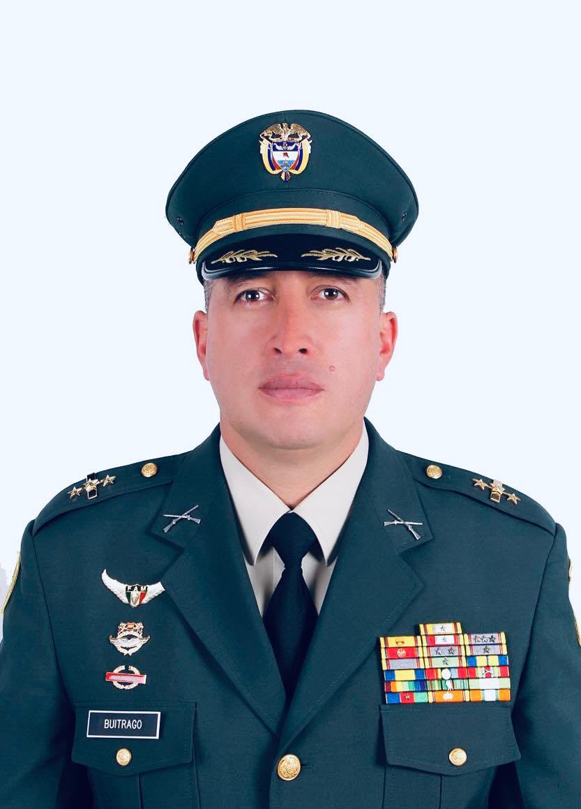 Retrato oficial del coronel (r) Pedro Nel Buitrago Avella en uniforme No. 3 del Ejército Nacional de Colombia, con la insignia de Infantería y las respectivas condecoraciones.