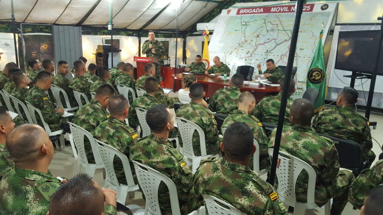 El coronel Pedro Nel Buitrago Avella dirige una reunión de mando de la Brigada Móvil No. 25 frente a un mapa operacional