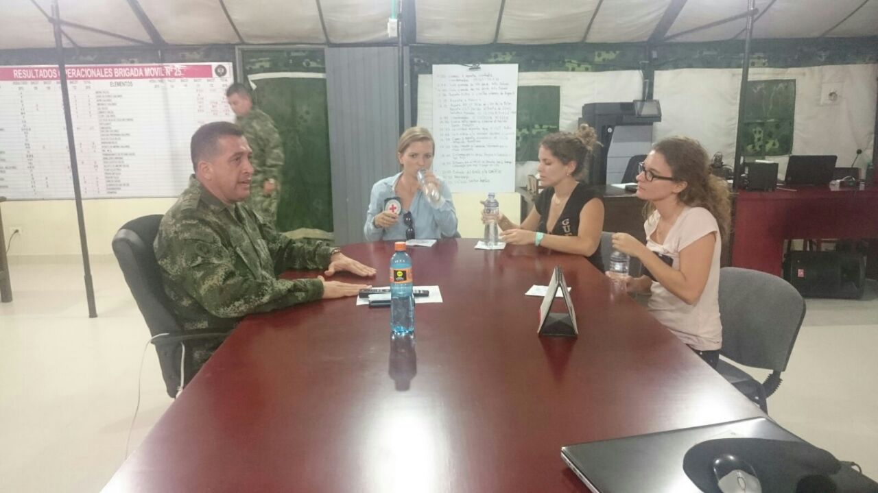El coronel Pedro Nel Buitrago Avella en reunión con delegadas de un organismo humanitario en la Brigada Móvil No. 25