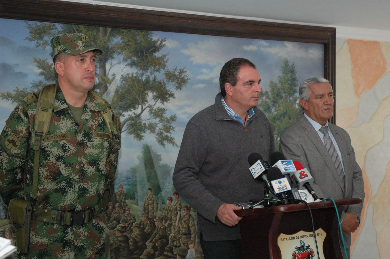 El coronel Pedro Nel Buitrago Avella durante una rueda de prensa con medios nacionales en el Batallón de Infantería No. 2