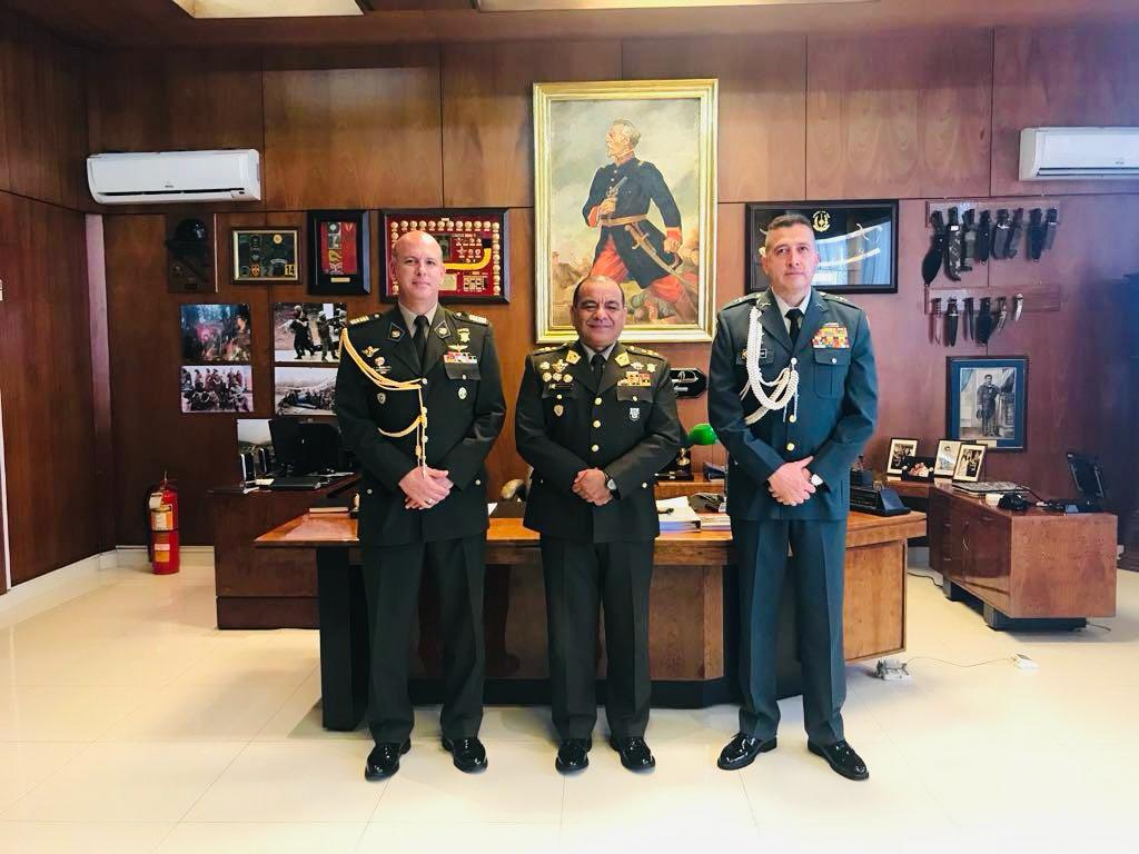 El coronel Pedro Nel Buitrago Avella durante una visita protocolaria a un despacho de comando militar