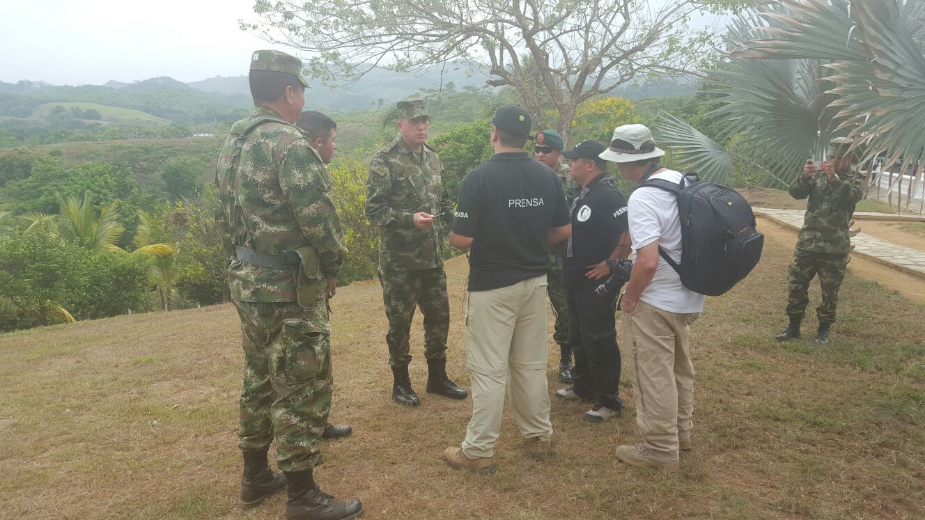 El coronel Pedro Nel Buitrago Avella explica a un grupo de periodistas durante una visita de prensa en terreno